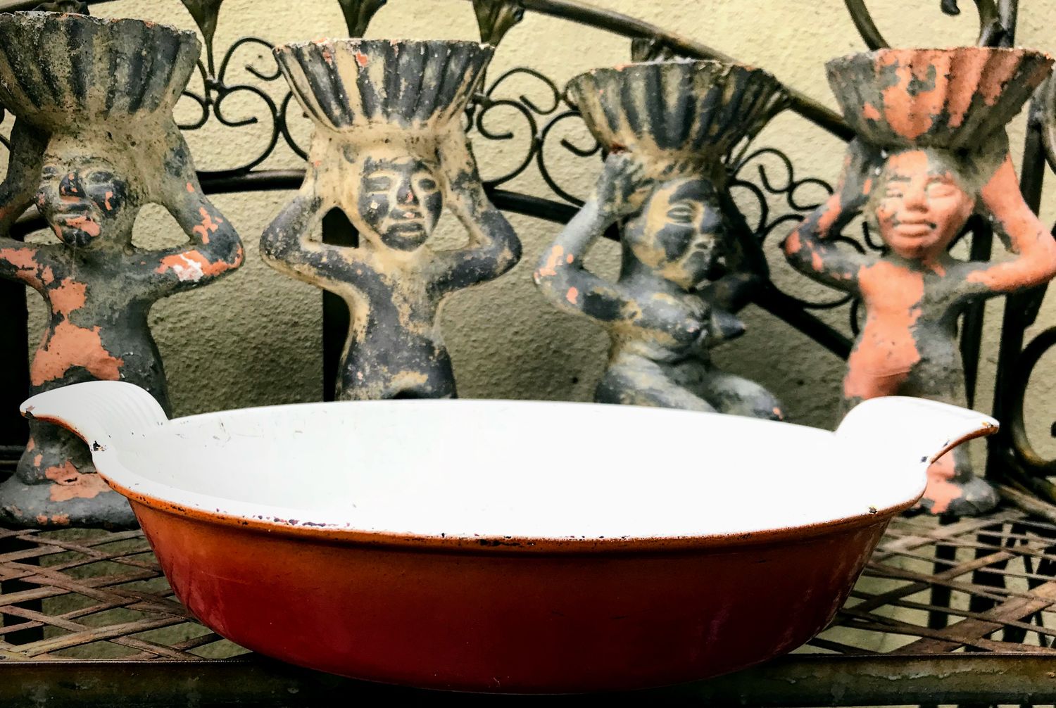 Vintage ronde gietijzer emaille oranje rode ovenschaal Vintage ronde gietijzer emaille oranje rode ovenschaal