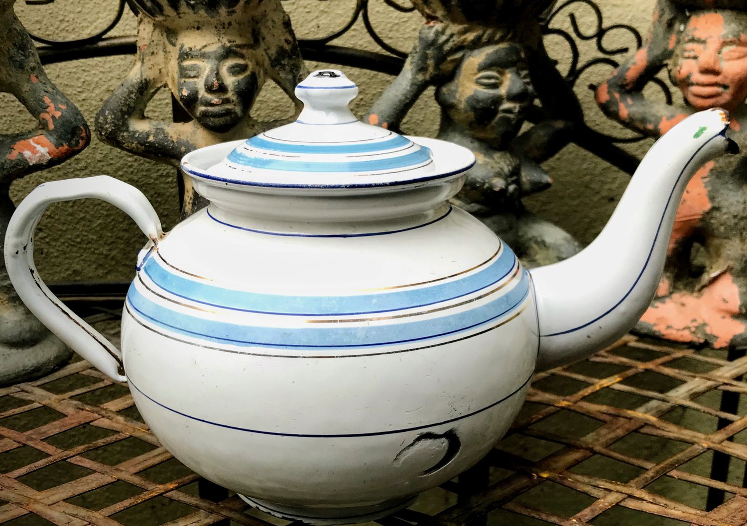 Vintage emaillen theepot wit met blauwe strepen Vintage emaillen theepot wit met blauwe strepen