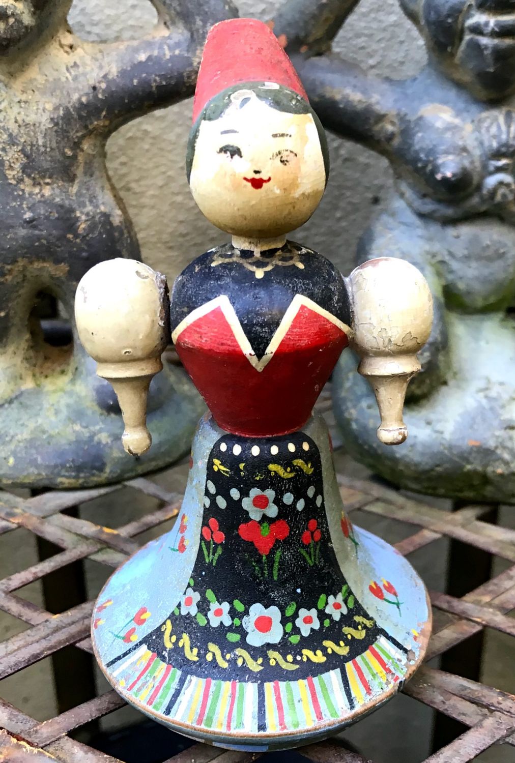 Vintage handbeschilderd houten popje in Traditionele Hongaarse klederdracht