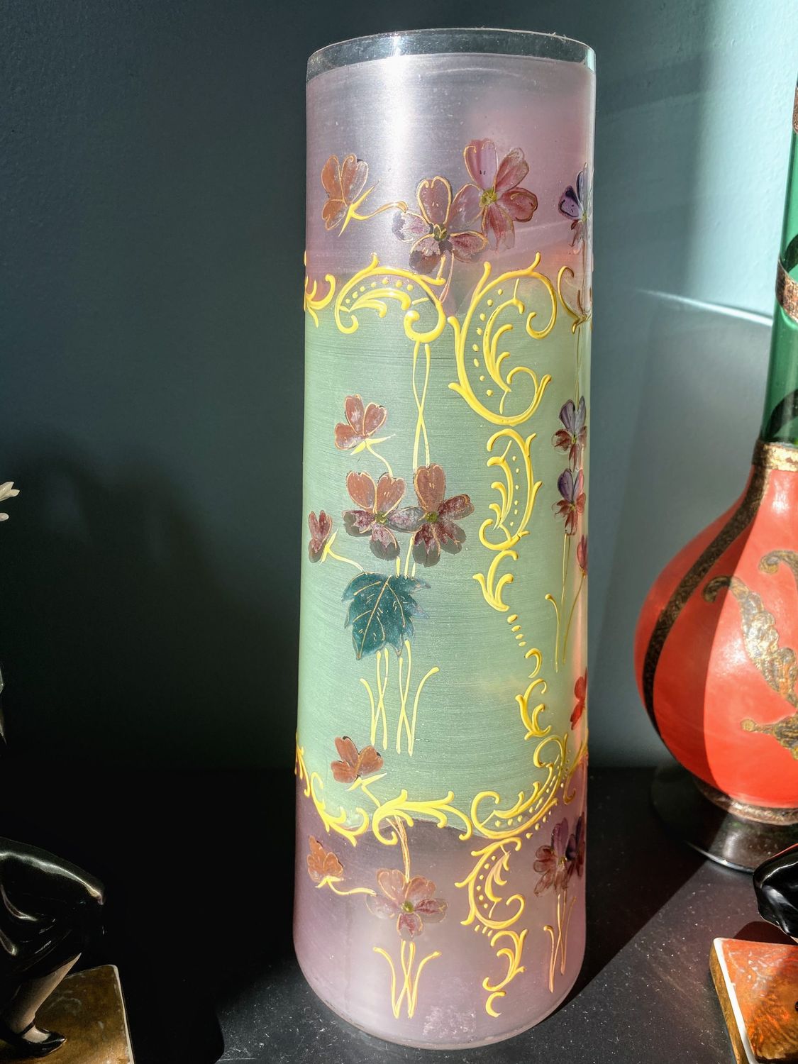Art nouveau geëmailleerde vaas met bloemenmotief