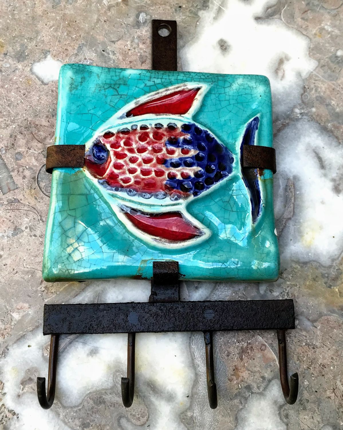 Ambachtelijke ijzeren sleutelhanger met Kleurrijke keramische tegel