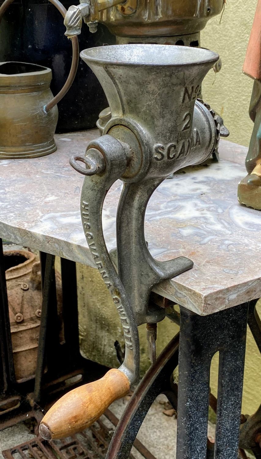 Husqvarna - antieke industriële gietijzeren vleesmolen Nr 2