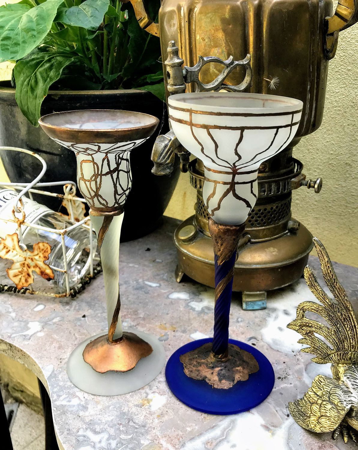 Zeldzame set van siervazen of goblets in kelkvorm met koperen versieringen