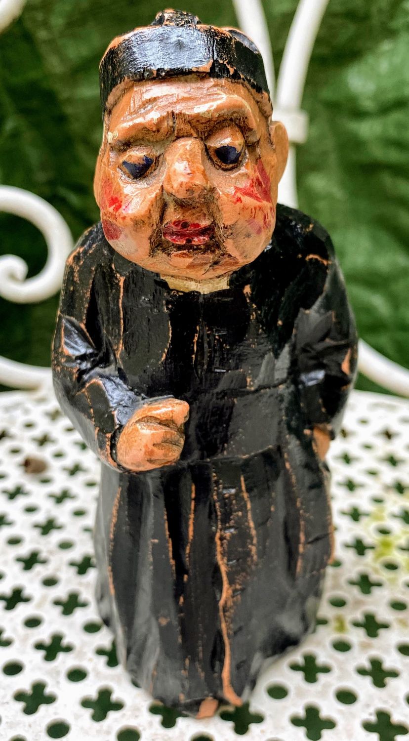 Leuk houten beeldje van oud traditioneel pastoortje Leuk houten beeldje van oud traditioneel pastoortje