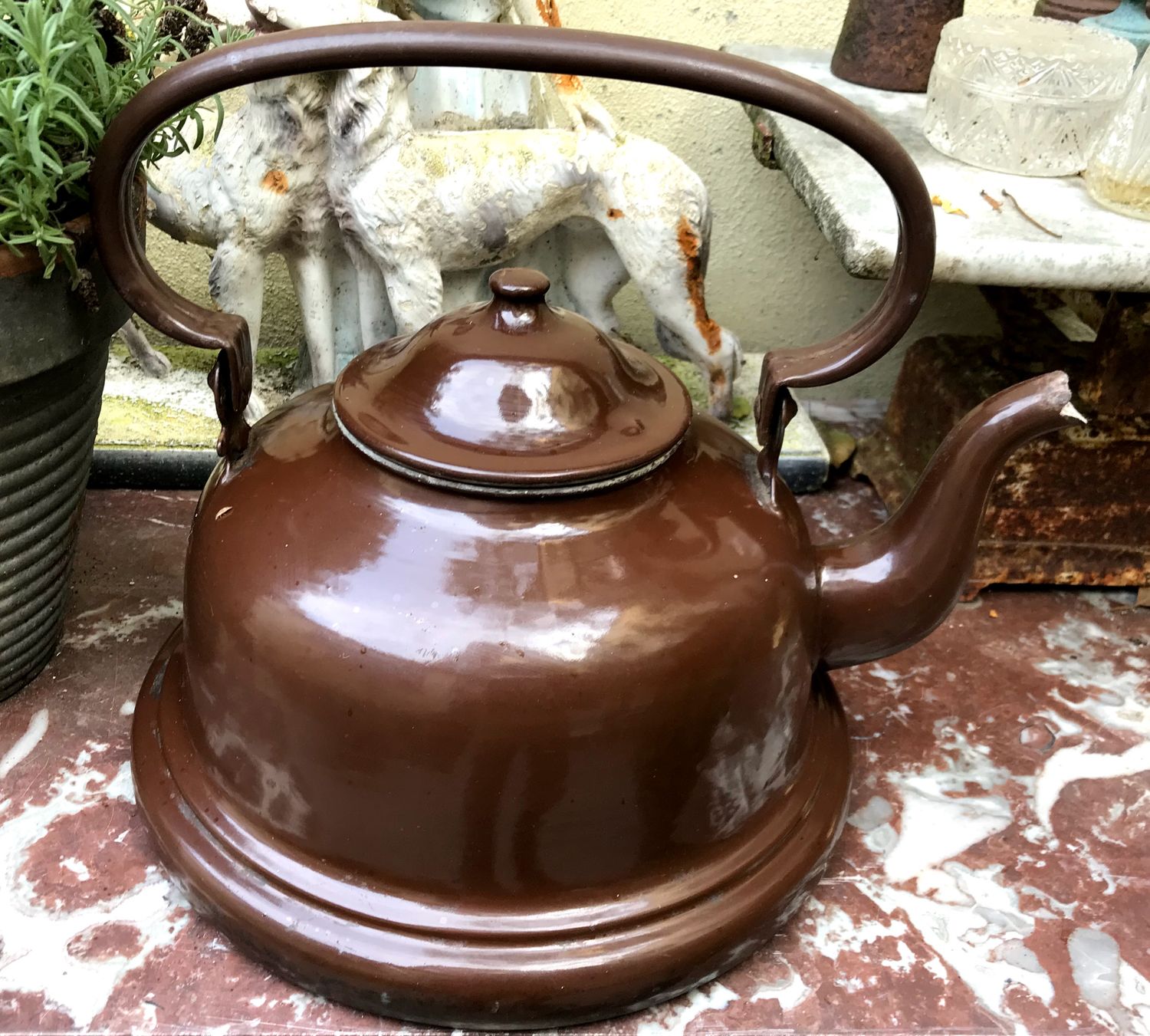 Vintage grote bruine emaillen waterketel