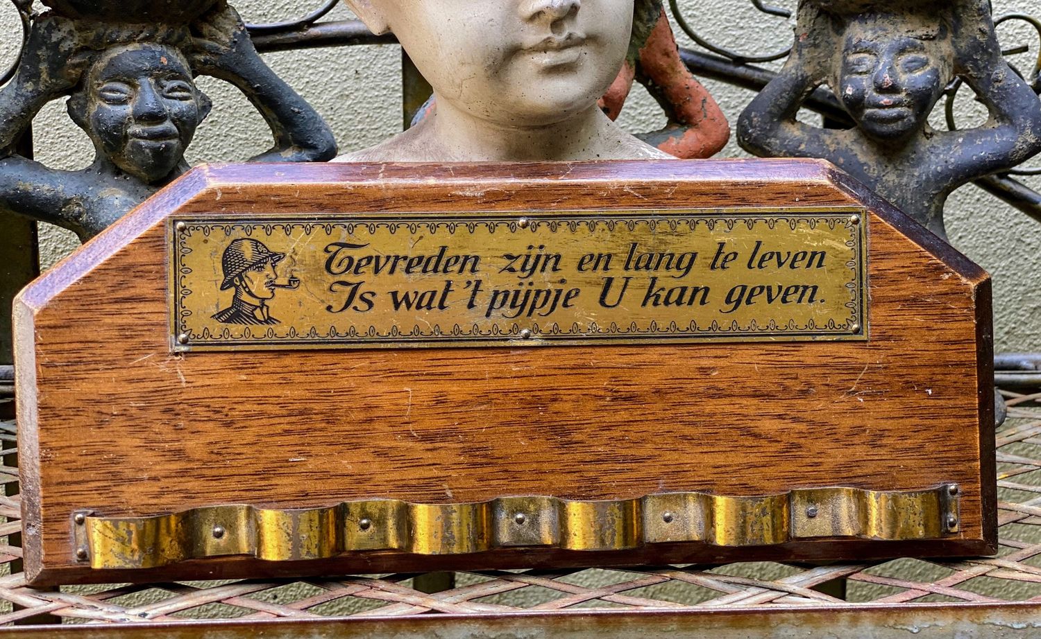 Houten pijpenrek met spreuk in koper - Vlaanderen - begin 20e eeuw