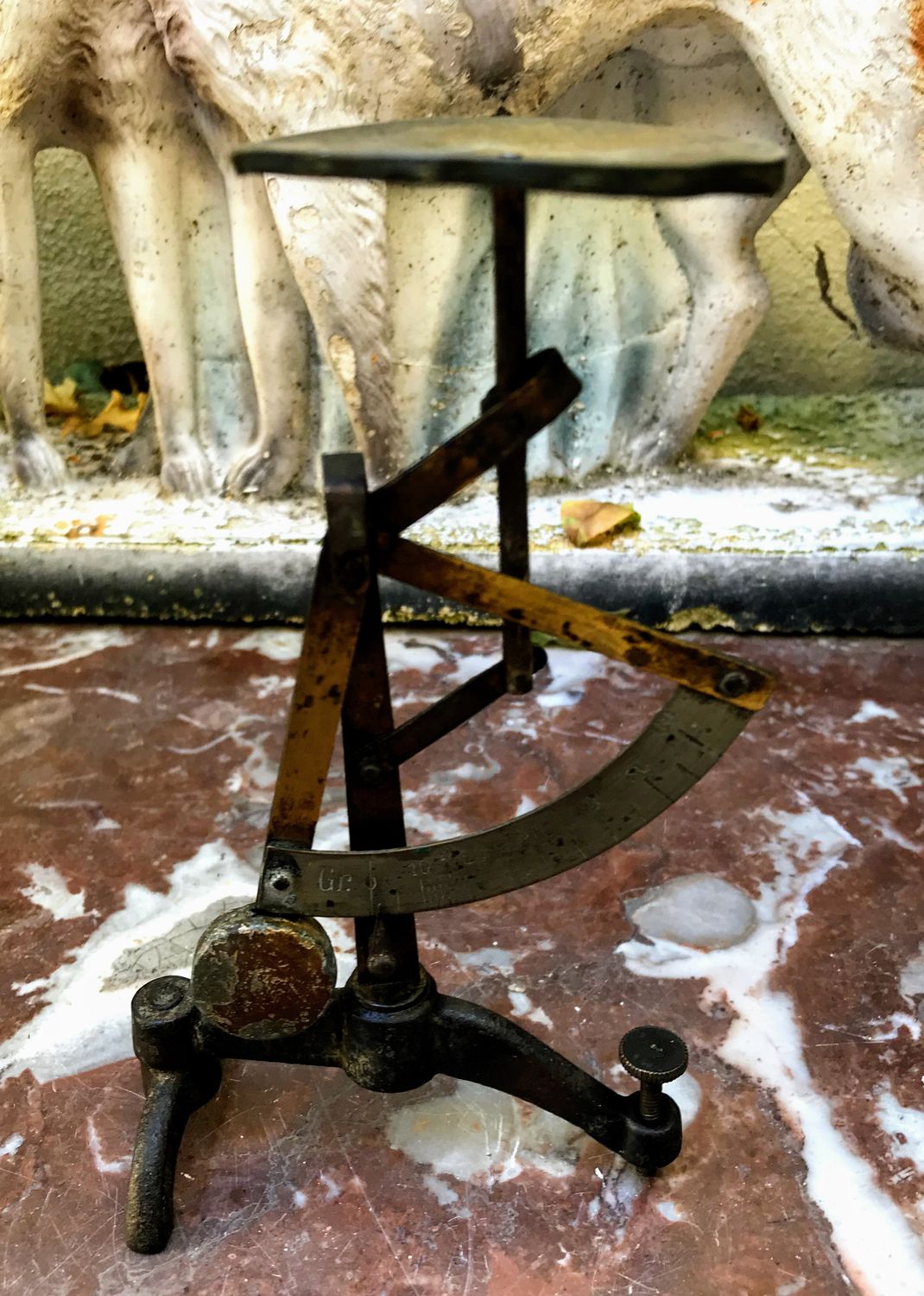 Antieke slinger bievenweegschaal in metaal