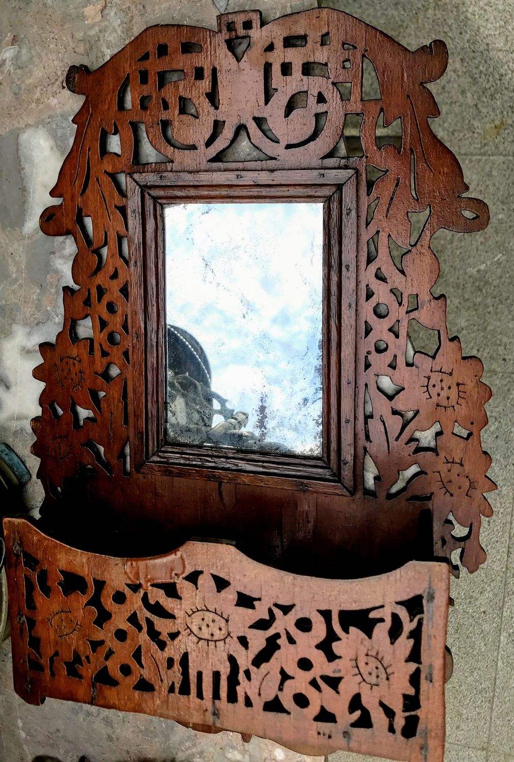 Prachtig in hout uitgesneden kamspiegeltje begin 1900