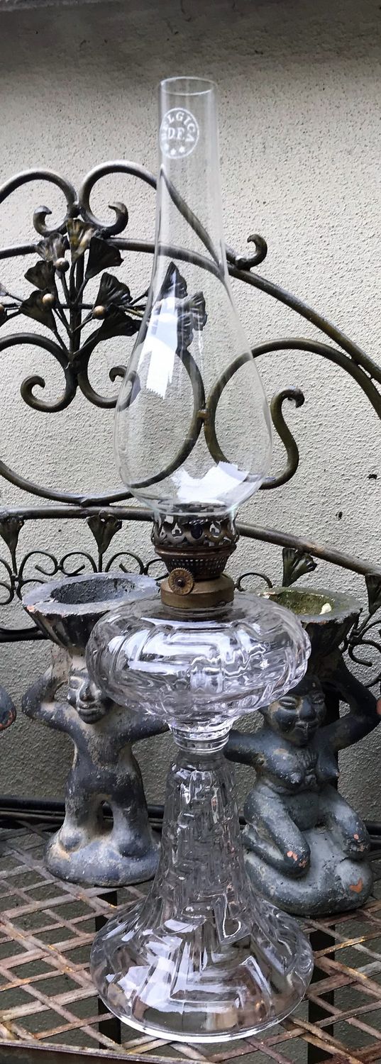 Prachtige ranke olielamp op glazen voet Lempereur & Bernard Prachtige ranke olielamp op glazen voet Lempereur & Bernard