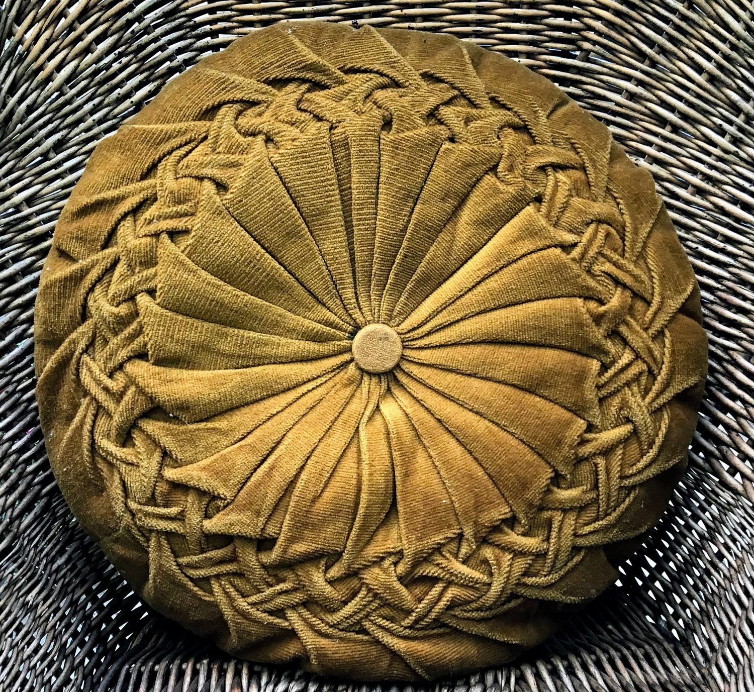 Prachtig vintage rond sierkussen met fraai borduursel in okergeel