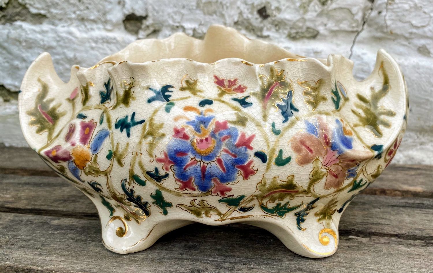 Prachtige Jardinière met bloemenmotieven in gecraqueleerd porselein