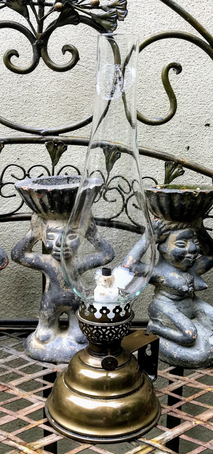 Antieke tafel of duim olielamp koper met lampglas