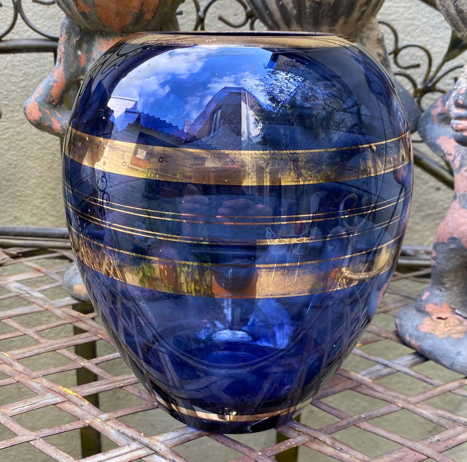 Prachtige cobalt blauwe vaas in Art deco stijl goudkleurig gedecoreerd