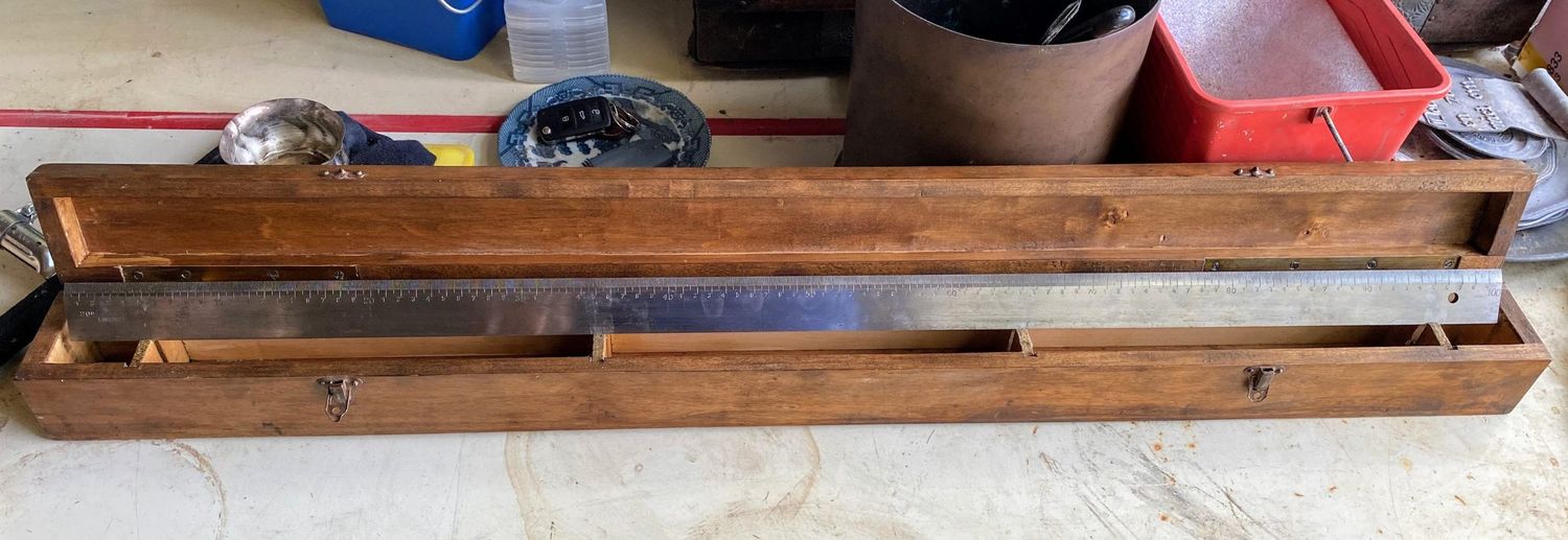 Angulus Stalen meetlat of snijliniaal in millimeter verdeling in aangepaste houten box