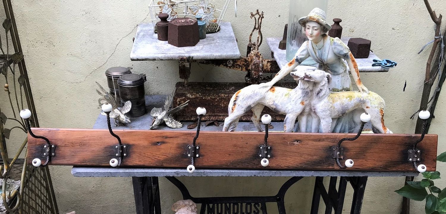 Vintage kapstok met 6 smeedhaken en 12 Porseleinen knoppen jaren 30