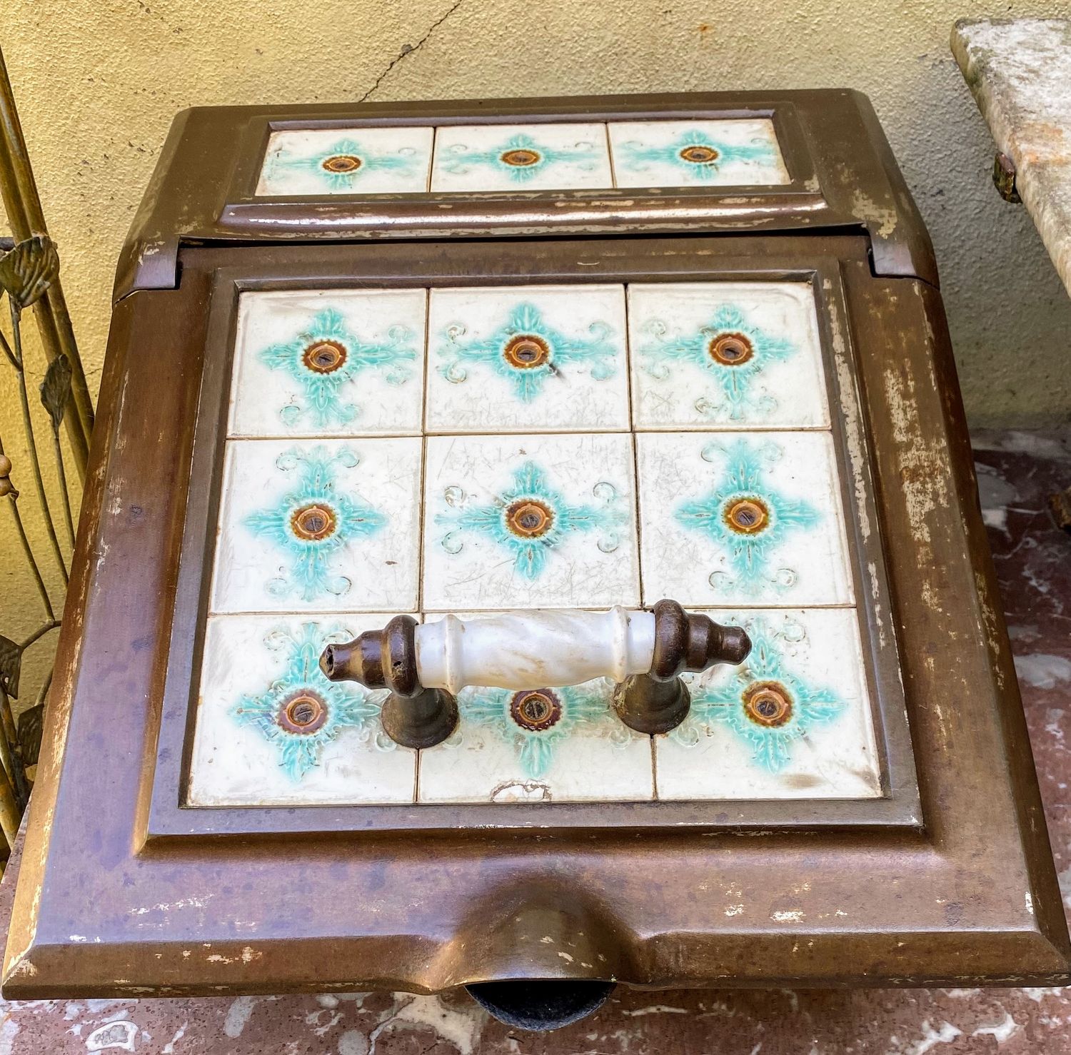 Antieke gietijzeren kolenbak met decoratieve tegeltjes Fonderies Nestor Martin