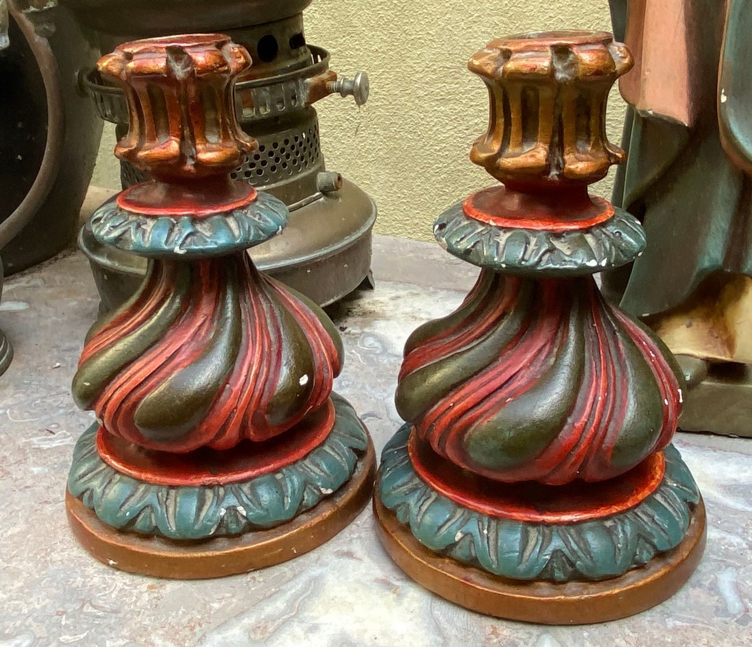 Retro stijlvol gekleurde kaarsenkandelaars gips