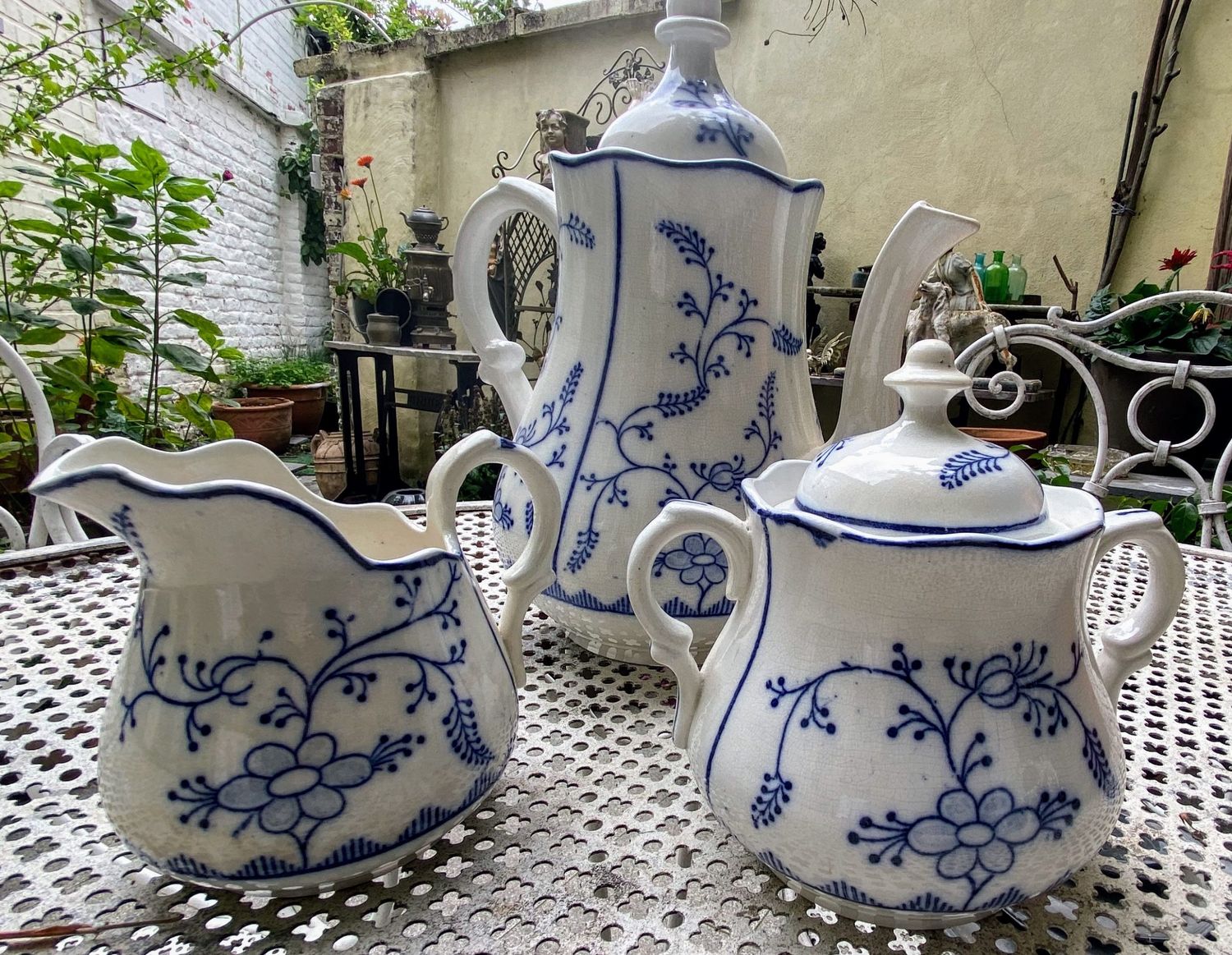 Decoratief blauw wit Boch Koffieservies ( Melk - en koffiekan, suikerpot )