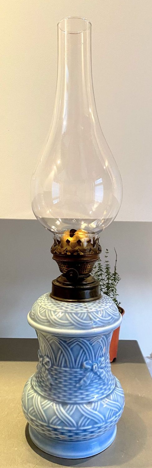 Oude olielamp L&B Brevete met lichtblauwe gedecoreerde voet in aardewerk 19de eeuw Oude olielamp L&B Brevete met lichtblauwe gedecoreerde voet in aardewerk 19de eeuw