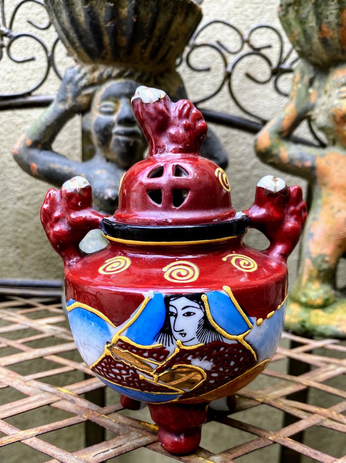 Kleine vintage Japanse handgeschilderde Satsuma Foo dog Wierookbrander