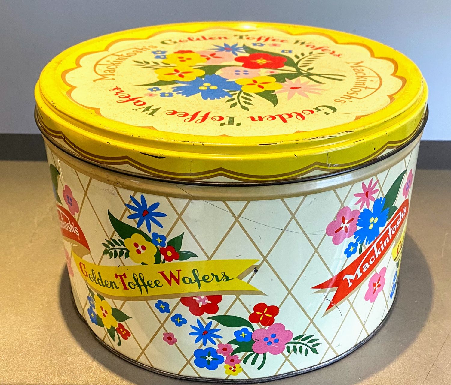 Vintage groot blik Mackintosh’s Golden Toffee Wafers Vintage groot blik Mackintosh’s Golden Toffee Wafers
