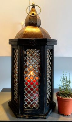 Brocante doorleefde windlicht lantaarn zeshoekig uit hout metaal en glas Brocante doorleefde windlicht lantaarn zeshoekig uit hout metaal en glas