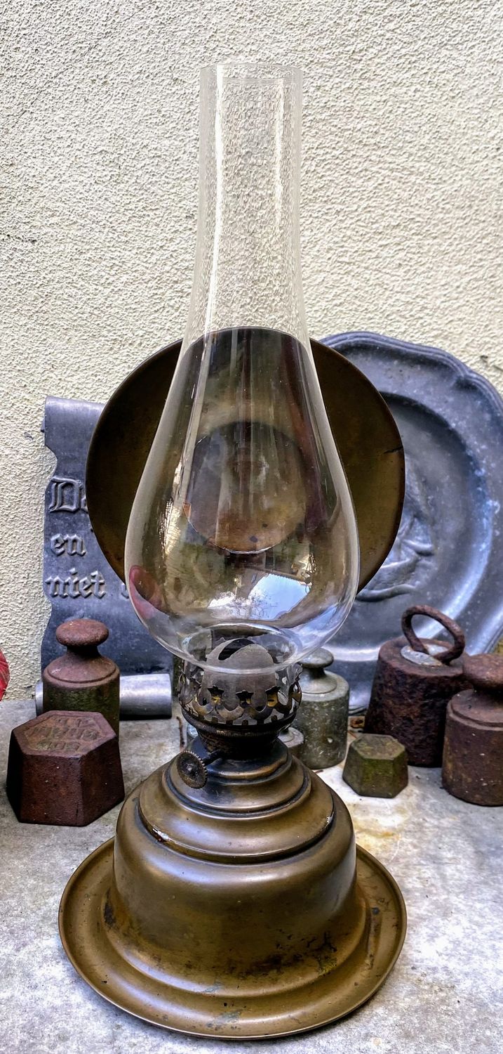 Vintage koperen muurhangende olielamp met handvat en reflector