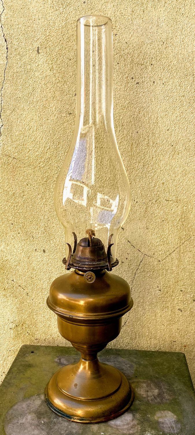 Antieke 19de Eeuwse koperen olielamp met unieke 4 clips brander Antieke 19de Eeuwse koperen olielamp met unieke 4 clips brander