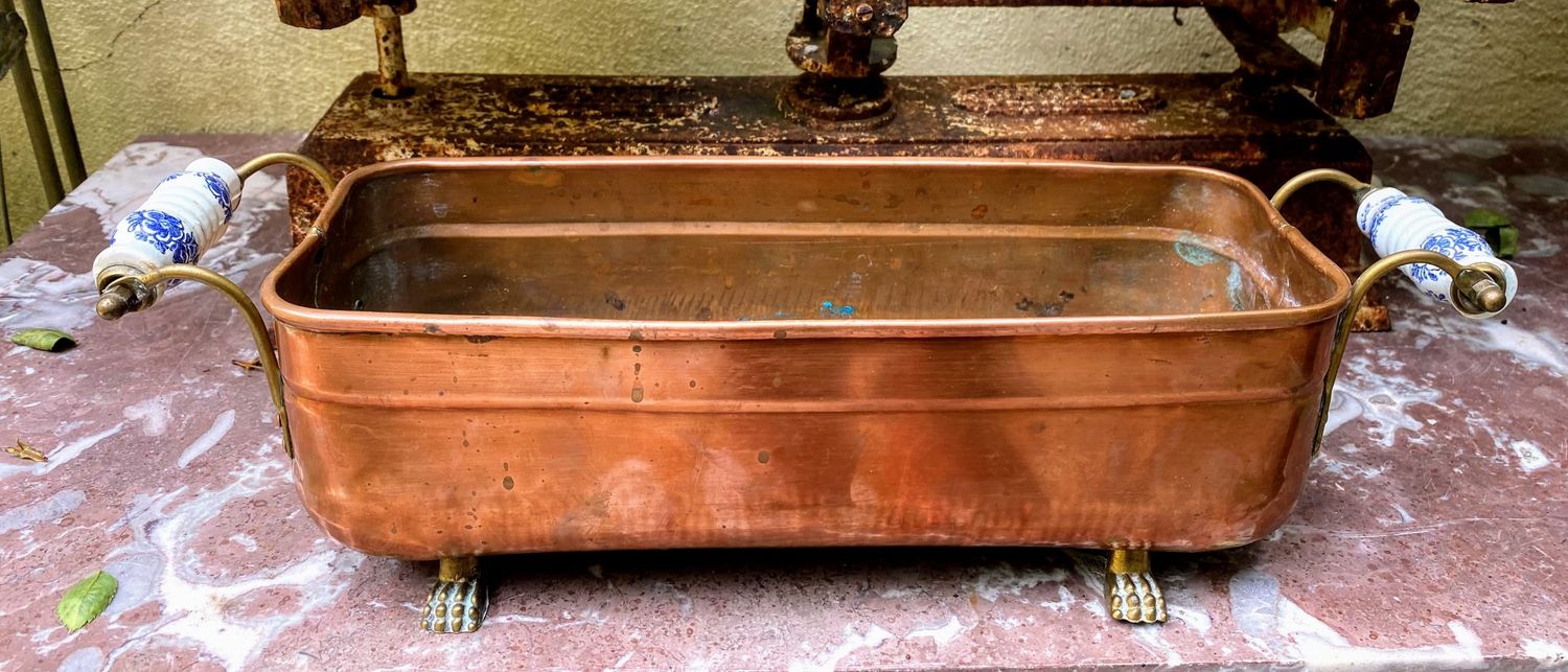 Antieke koperen jardinière op leeuwenklauwtjes met Delft porseleinen hangrepen