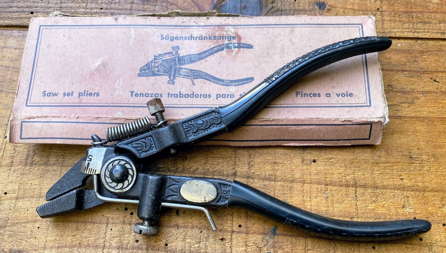 Antieke R &amp; E W Duitse zaagzettang in originele verpakking