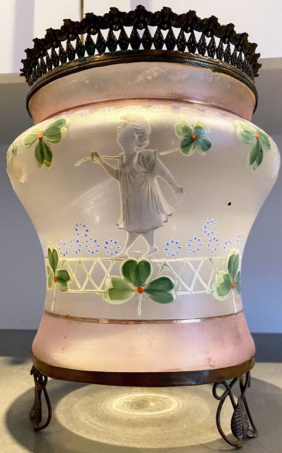 Antieke emaille gedecoreerde glazen vaas met bronzen frame