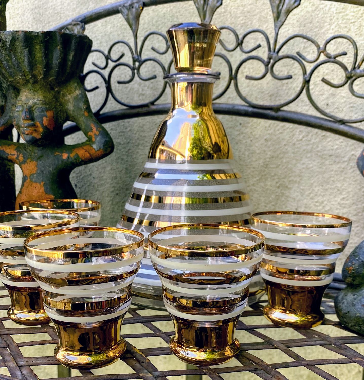 Zeldzame likeur decanter met stop en 5 glaasjes in goud en wit gedecoreerd Booms glas Zeldzame likeur decanter met stop en 5 glaasjes in goud en wit gedecoreerd Booms glas