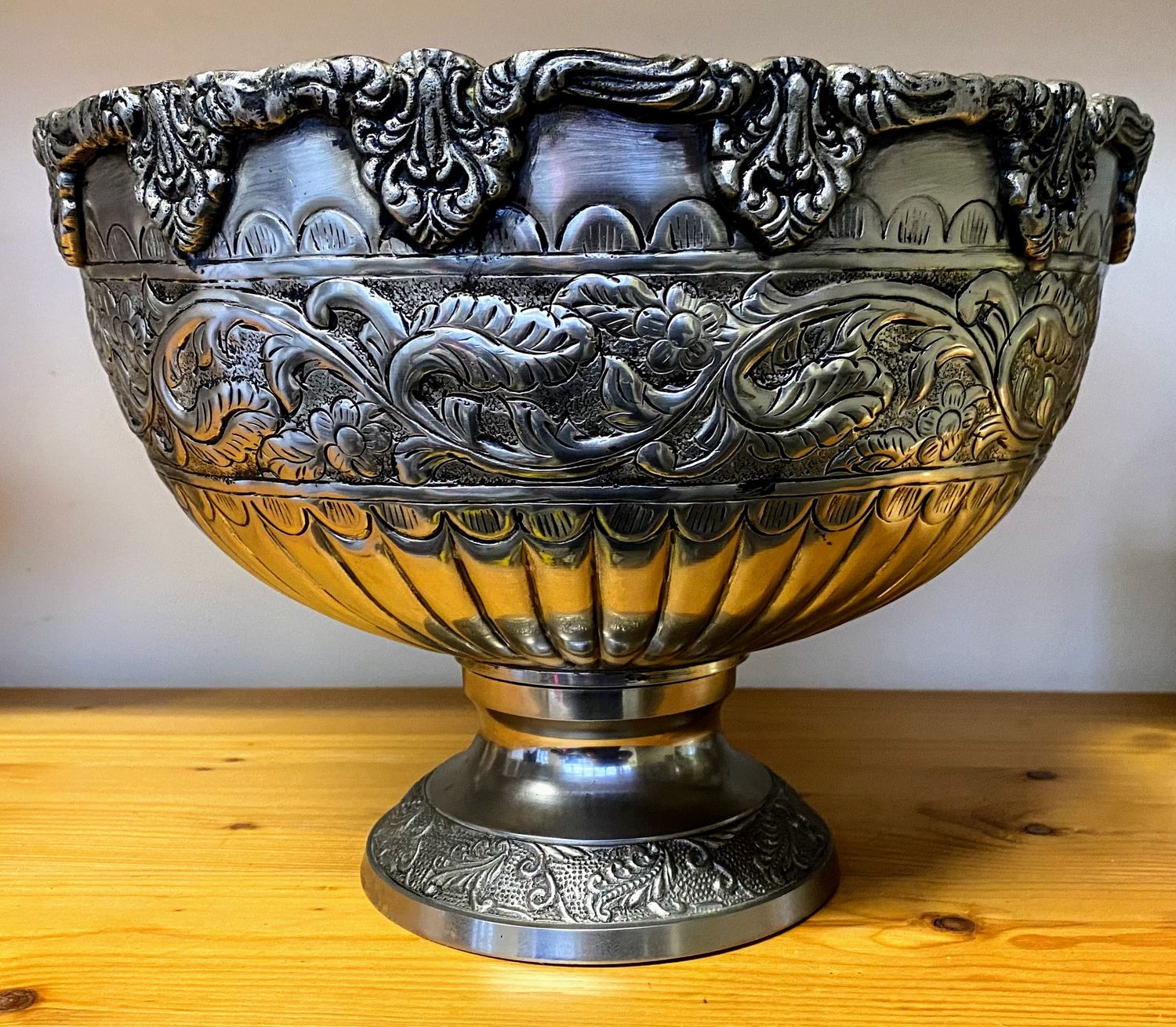 Prachtige verzilverde metalen fruitschaal met florale motieven