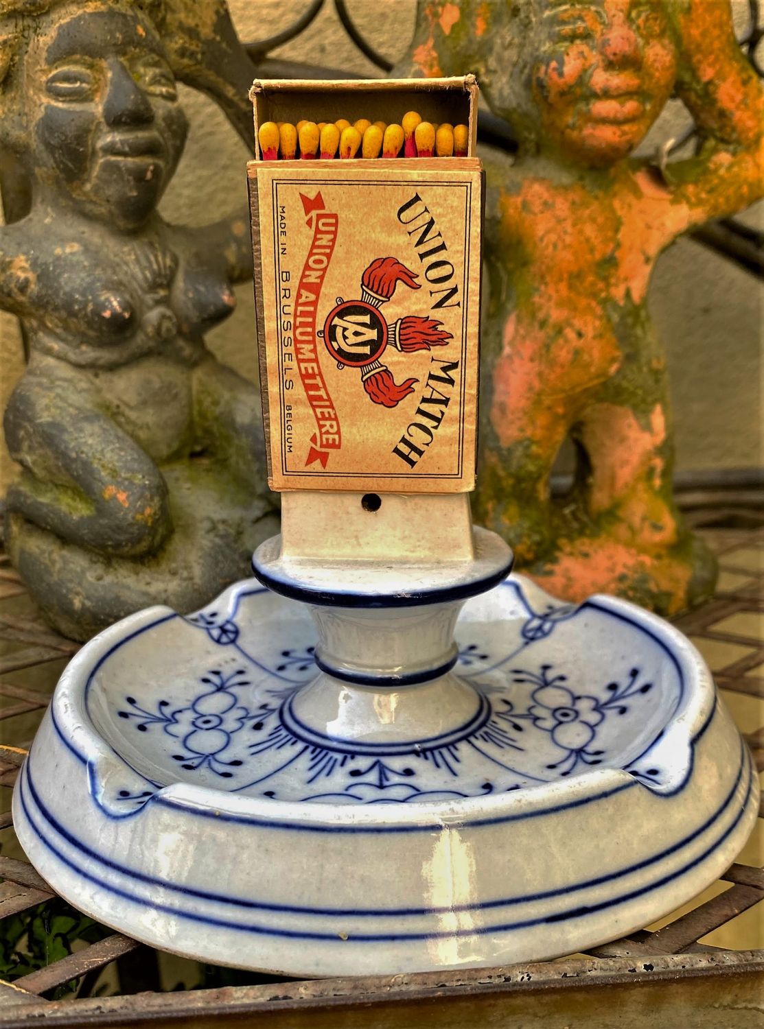 Vintage porseleinen asbak met luciferhouder in blauw wit Musselmalet decor