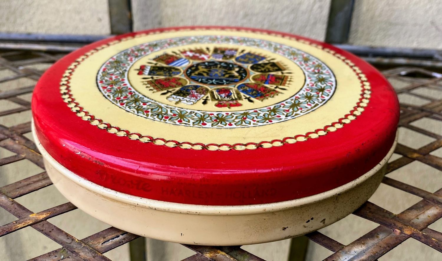 Oud rond blik met provinciewapens Droste chocolade pastilles