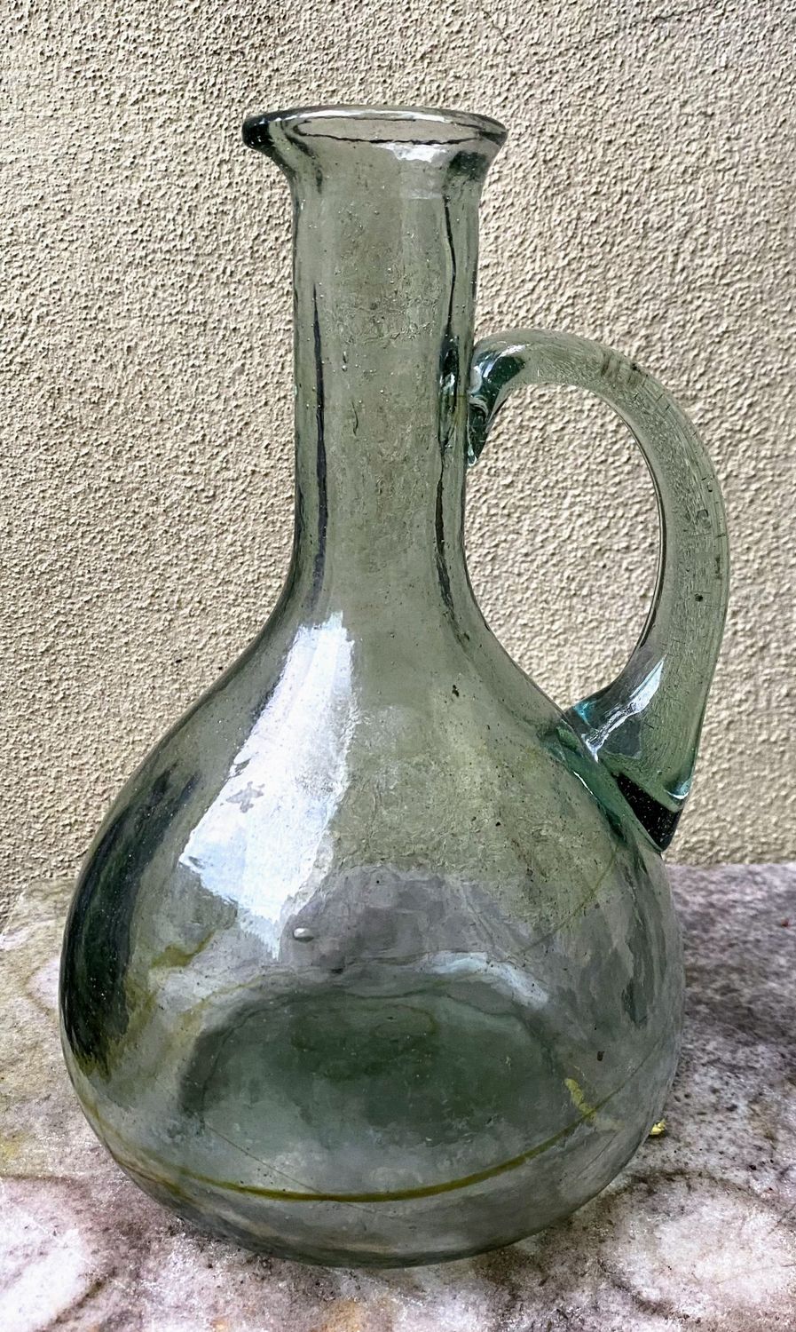 Vintage lichtgroene mondgeblazen glazen karaffles met oor