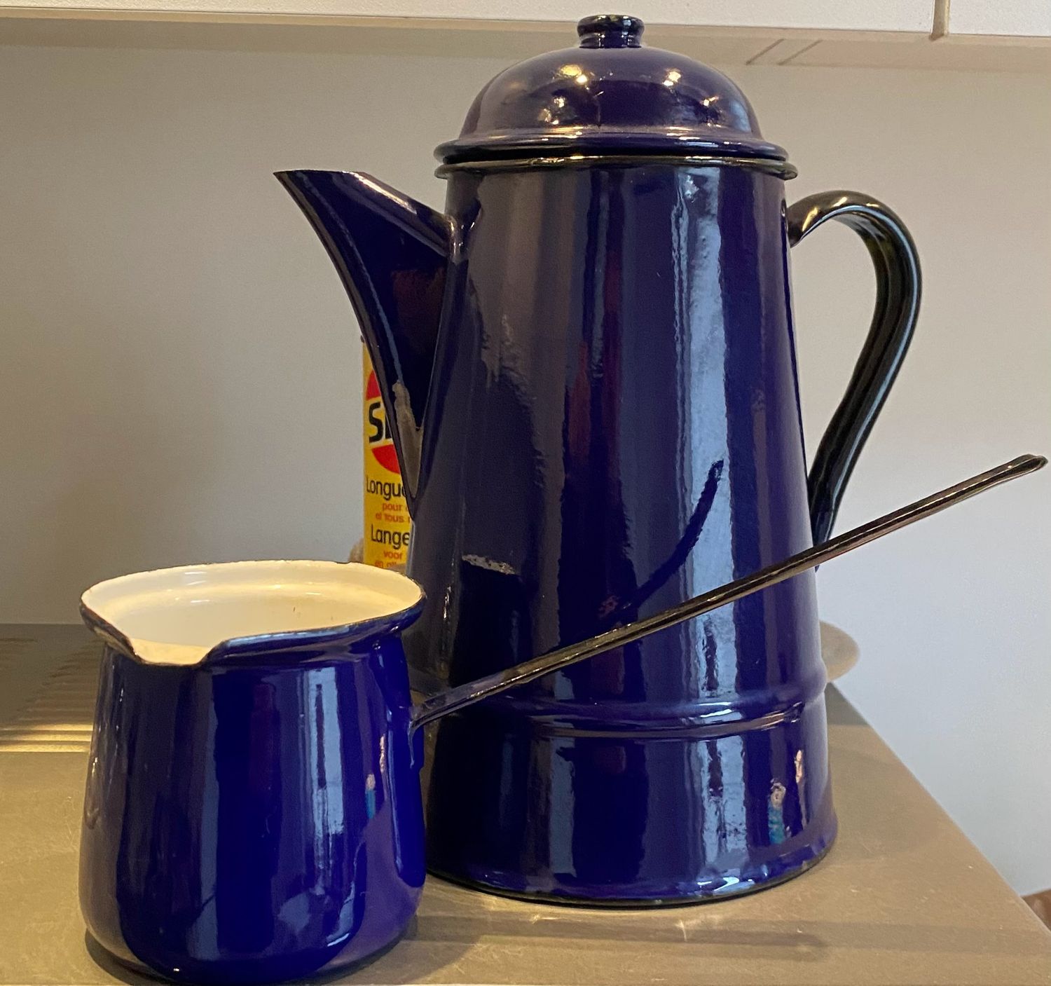 Mooie set Vintage Blauwe Emaille Koffiepot en waterkokertje made in Polen
