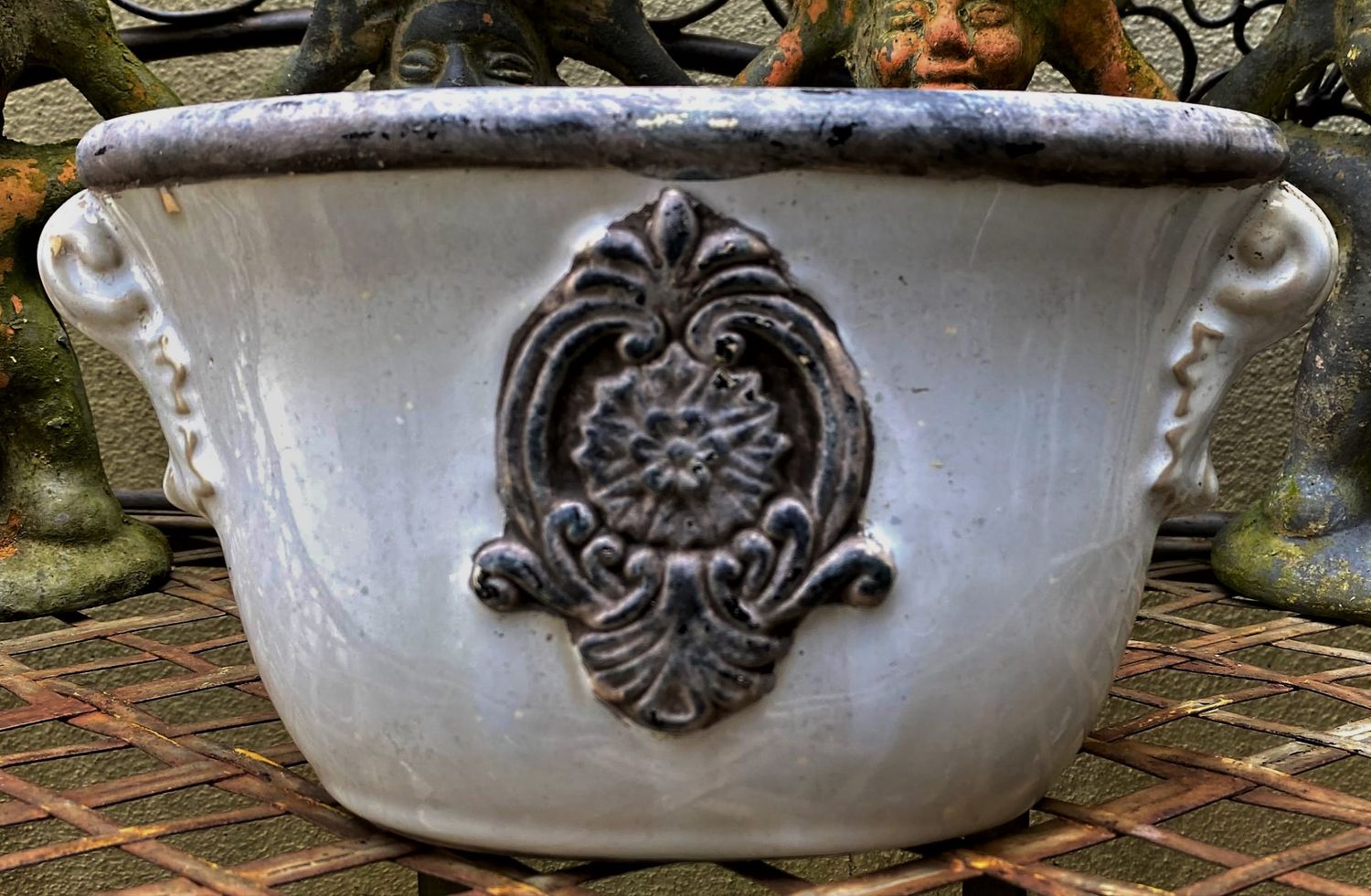 Brocante wit grijze cachepot neoklassieke look met klassieke ornamenten