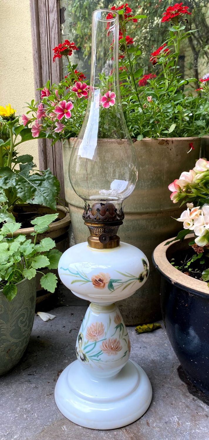 Antieke met veldbloemen geschilderde olielamp van opalineglas Brevete L&amp;B