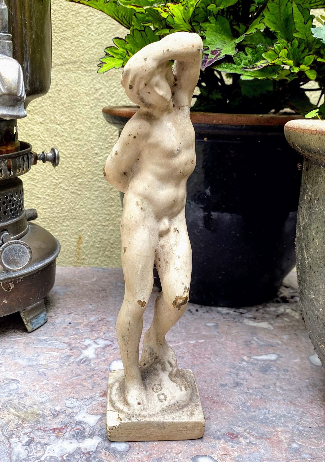 Decoratief sleets beeldje gebaseerd de krijttekening Jonge slaaf van Vincent van Gogh