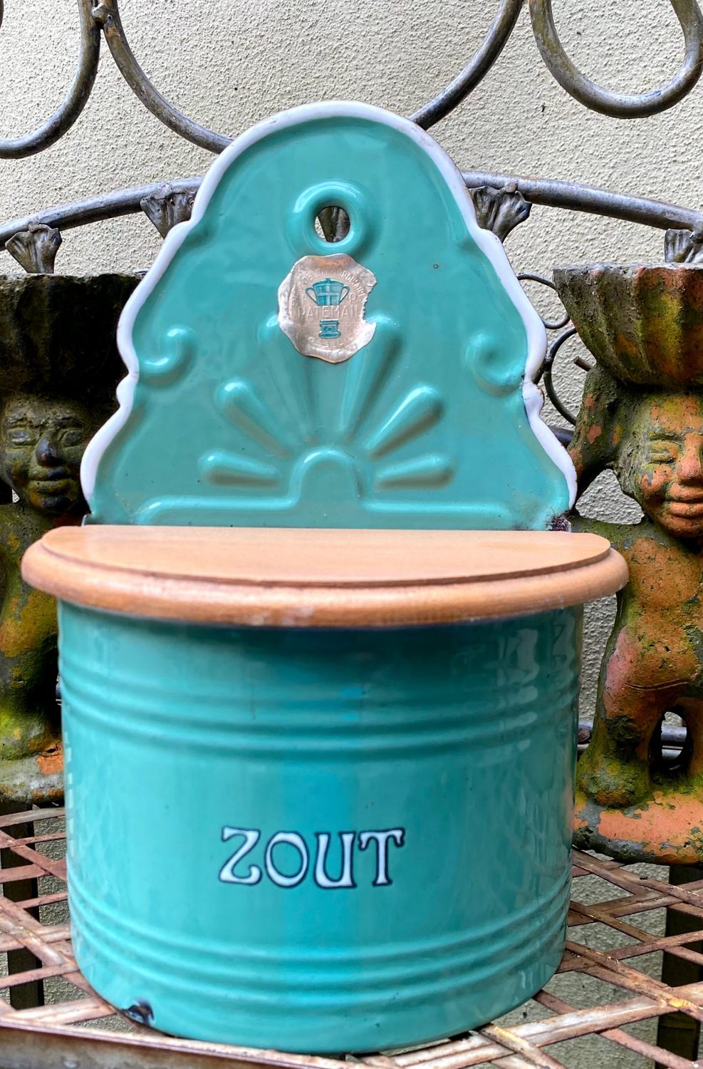 Brocante groen geëmailleerd zoutvat met houten deksel van het merk Patemail