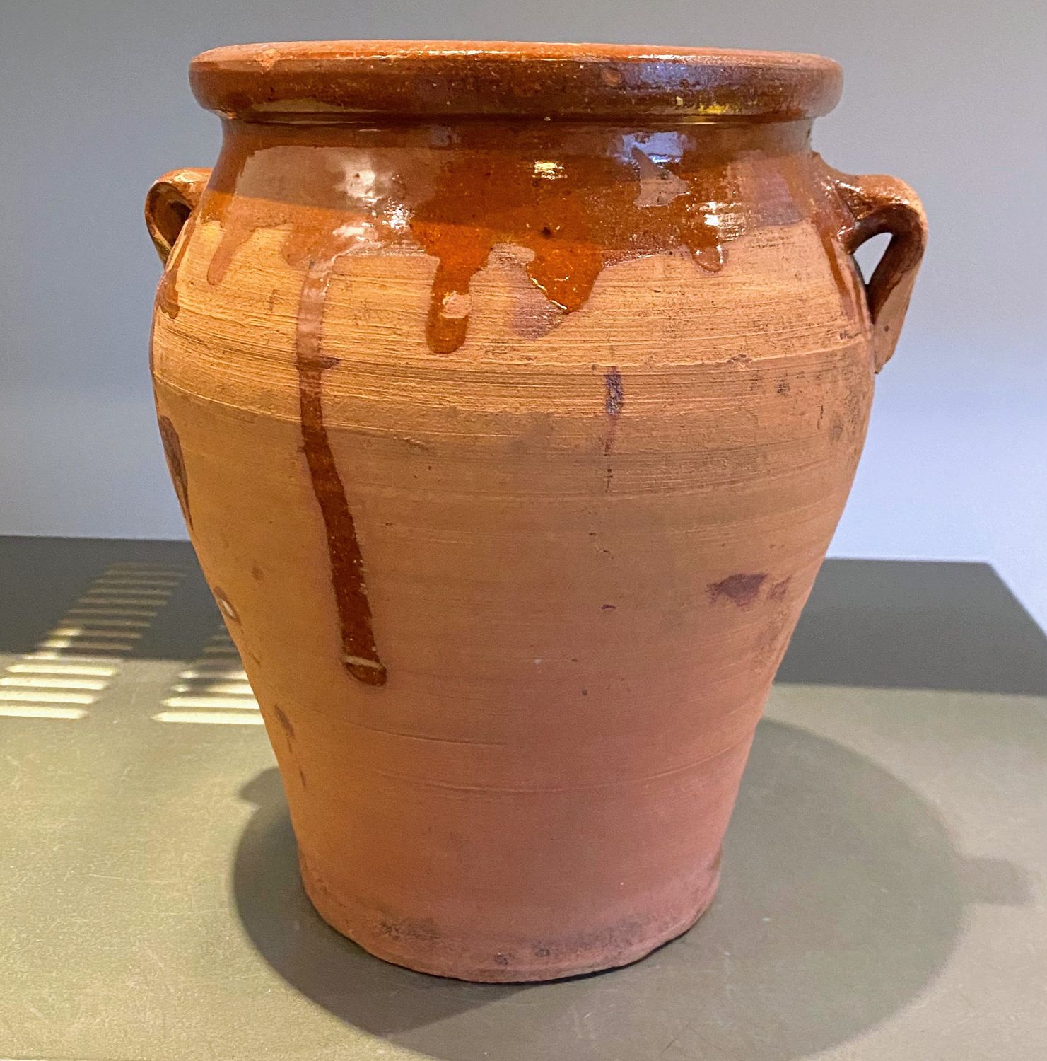 Oud Franse Confitpot of grespot met 2 oren gebruikt als cache pot