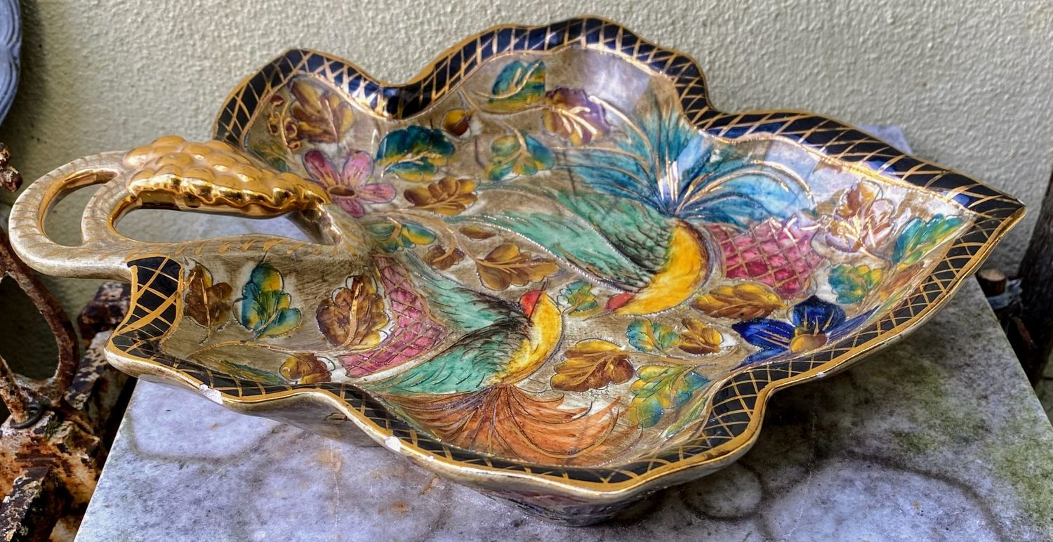 H. Bequet Quaregnon - schaal met handgeschilderderde vogelmotieven in druivenbladvorm