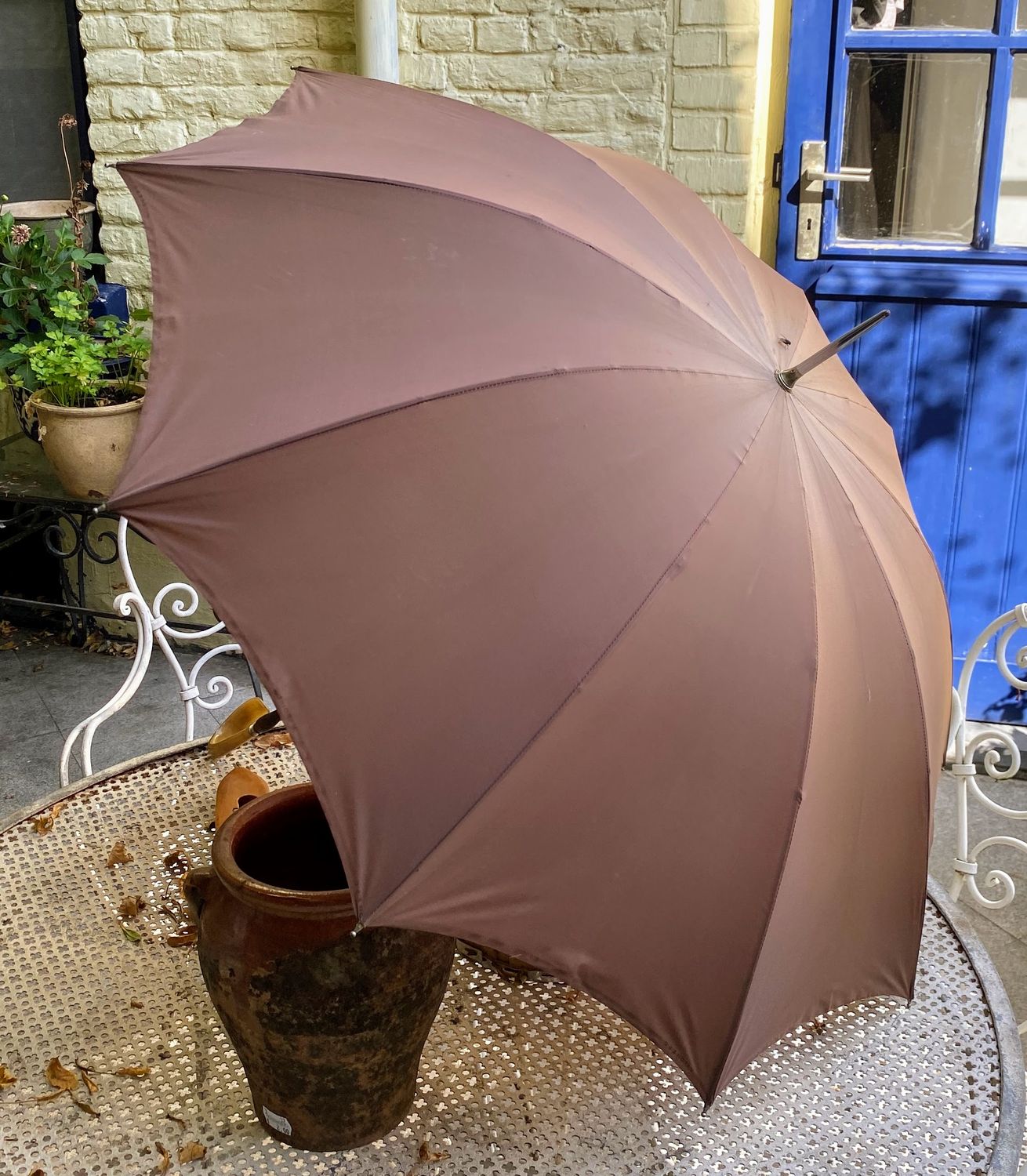 Vintage jaren 50 bruine paraplu Nylon EPG met decoratief handvat