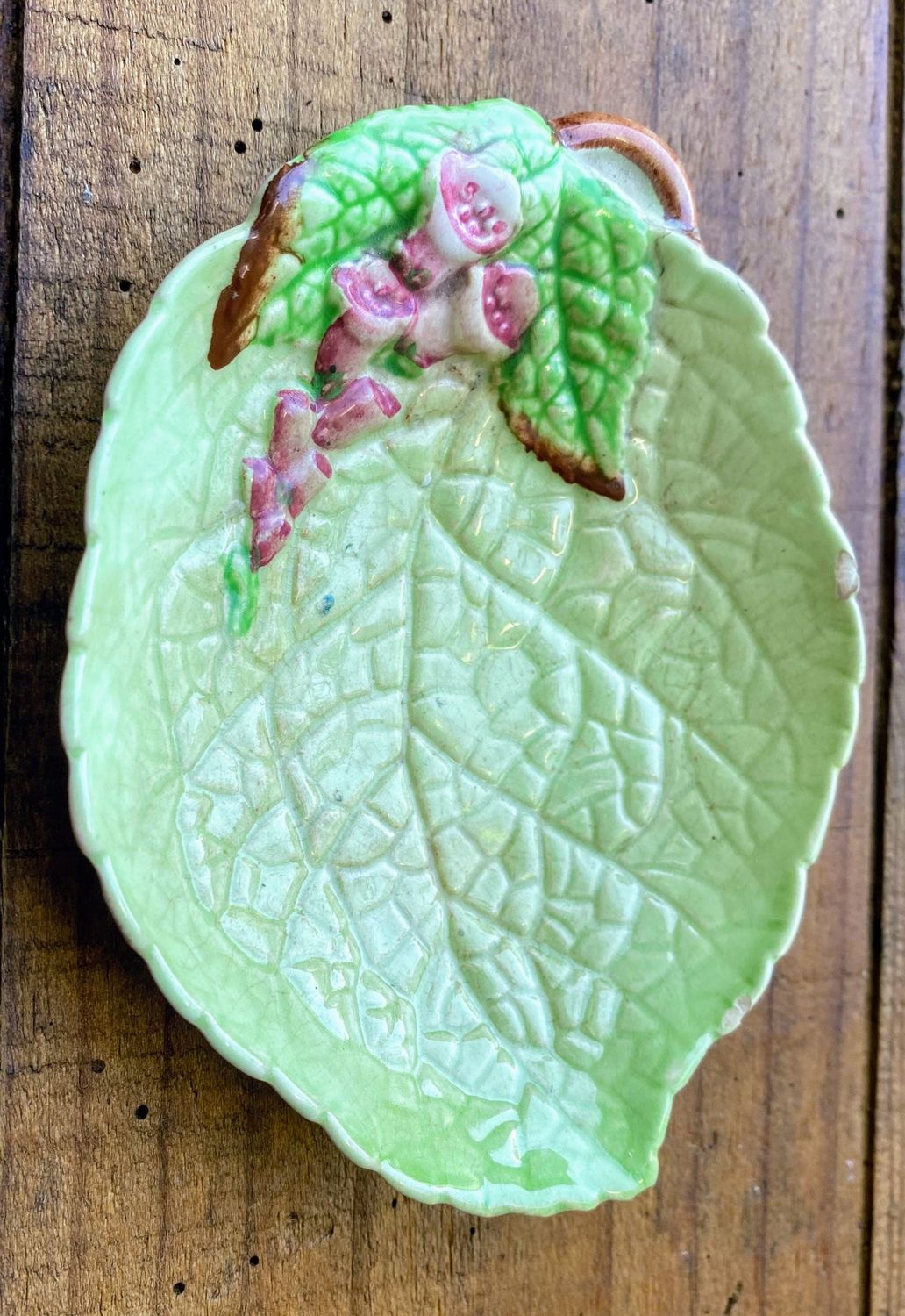 Klein Art deco style keramieken schoteltje Vingerhoedskruid Carlton ware England