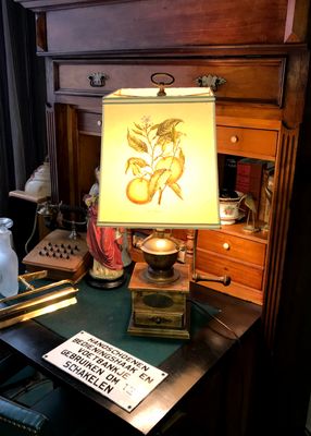 Ambachtelijke Franse koffiemolenlamp – Vintage design met Citrus aurantium kap