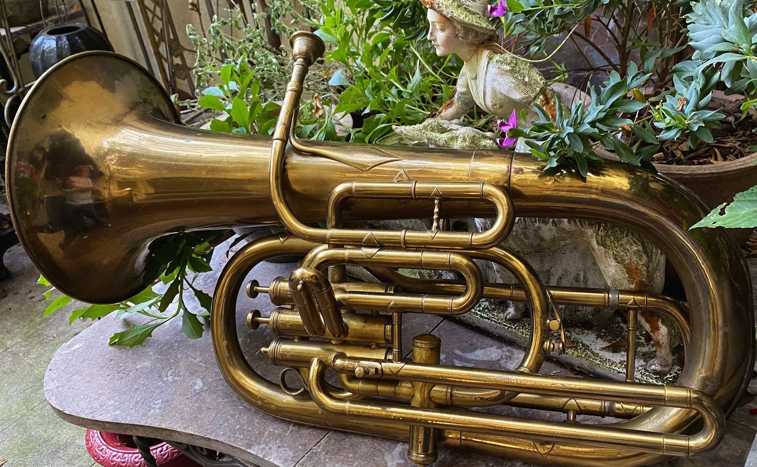 ​Prachtige geelkoperen Tenortuba / Eufonium – Decoratief en authentiek muziekinstrument