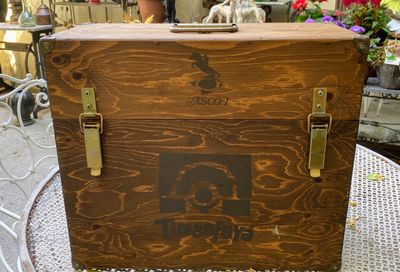 Stoere vintage kist met opdruk Ascot en Timanfaya logo