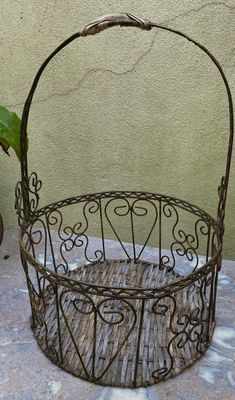 Sierlijke smeedijzeren mand met rieten bodem – Frankrijk, tweede helft 20ste eeuw Sierlijke smeedijzeren mand met rieten bodem – Frankrijk, tweede helft 20ste eeuw