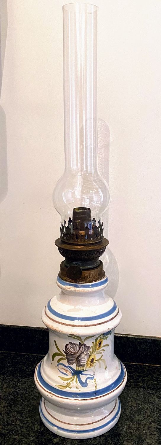 Oude olielamp met bloemen gedecoreerde voet in aardewerk 19de eeuw